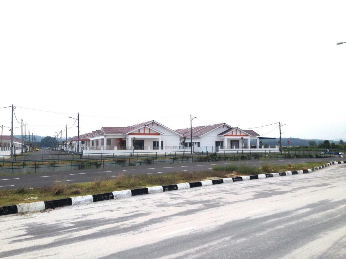 Nuha Homestay Seri Iskandar Esterno foto